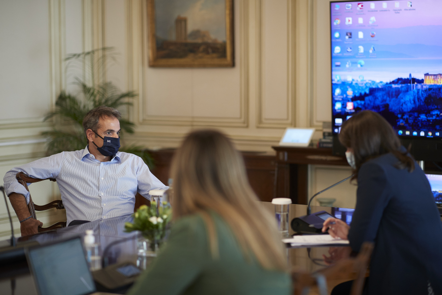 Σύσκεψη Μητσοτάκη λόγω παραλλαγής «Όμικρον» - Την Τετάρτη οι αποφάσεις για τα σχολεία