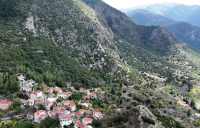 Το γραφικό χωριό με τους νερόμυλους και τα αρχαία πλατάνια δίπλα στα Καλάβρυτα