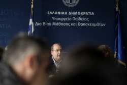Να ακυρώσουν ΔΟΕ και ΟΛΜΕ την κινητοποίηση ζητά ο Φίλης