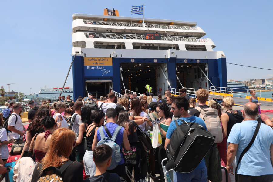 Απαγορευτικό απόπλου: Χάος και αλαλούμ στα λιμάνια- Η τελευταία ενημέρωση για τα δρομολόγια των πλοίων