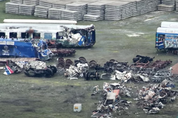 Τέμπη: Πώς είναι σήμερα ο χώρος όπου φυλάσσονται τα συντρίμμια της τραγωδίας (Βίντεο)