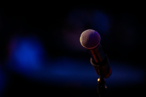 Από το «karaoke» στο «deepfake»: Οι 90 λέξεις που περιγράφουν τις εξελίξεις των 9 τελευταίων δεκαετιών