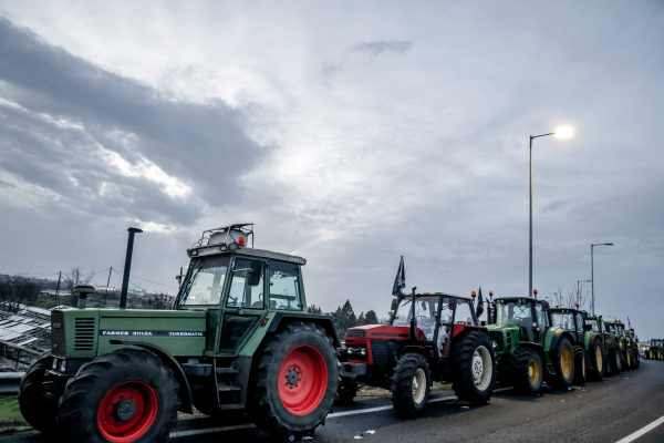 Οι εισαγγελείς, η κυβέρνηση, οι αγρότες και ο Παπασταύρου του… Θεμιστοκλέους!