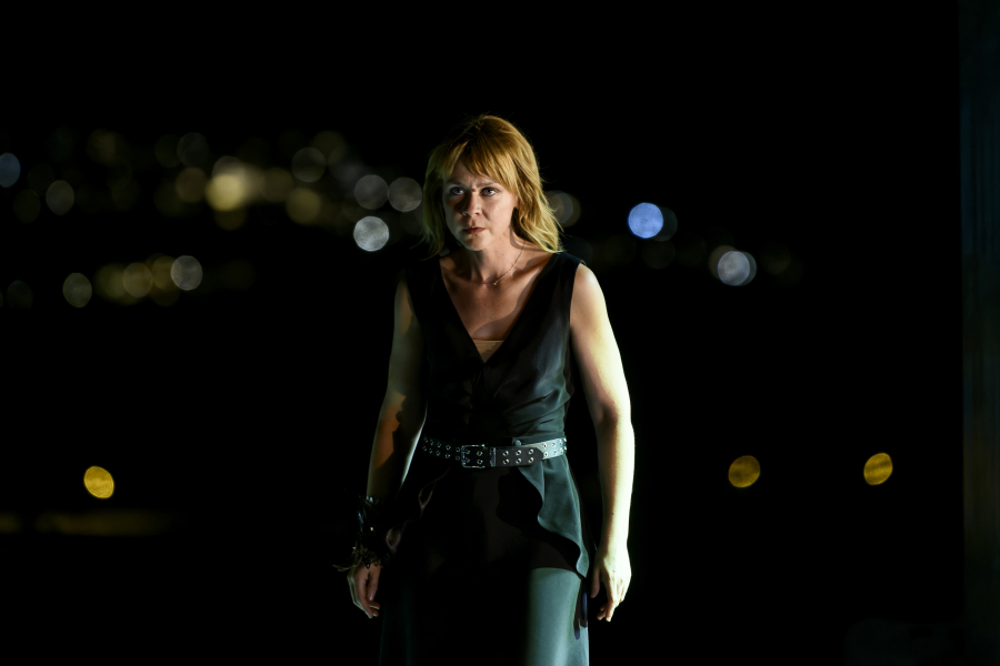 Ενθουσιώδης υποδοχή για την «Αντιγόνη» με Παπαληγούρα - Μελέτη: Εικόνες από την παράσταση