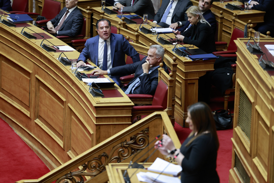 Αρπάχτηκαν Γεωργιάδης - Ζωή: «Είσαι θαλαμοφύλακας της Βουλής, ο ορισμός του bullying» - «Δεν θα ξαναδείτε 41%»