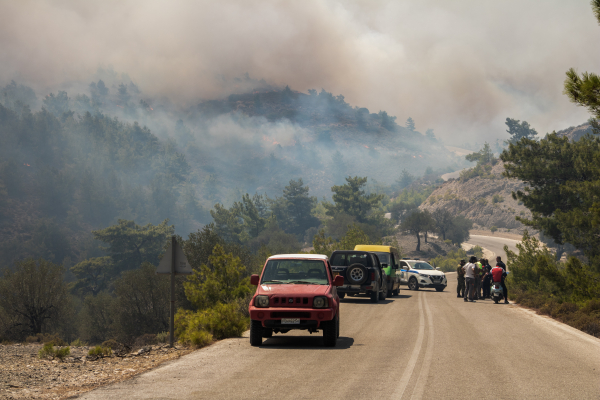 Ολονύχτια μάχη με αναζωπυρώσεις σε Ρόδο, Κάρυστο και Κέρκυρα - Νέες εντολές για εκκενώσεις οικισμών