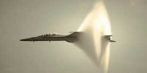 F-18 σπάει το φράγμα του ήχου