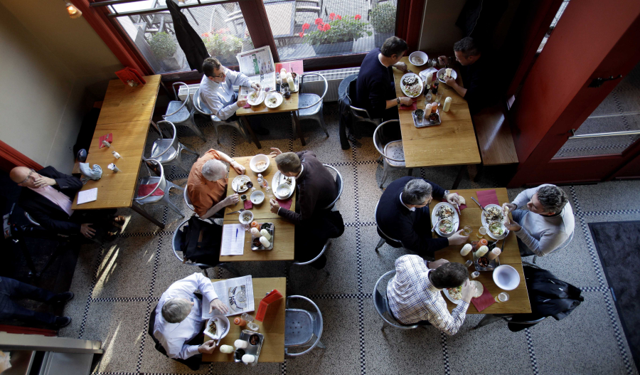 Μελέτη: Η κατανάλωση φαγητού από πλαστικά τάπερ αυξάνει τον κίνδυνο καρδιακής ανεπάρκειας