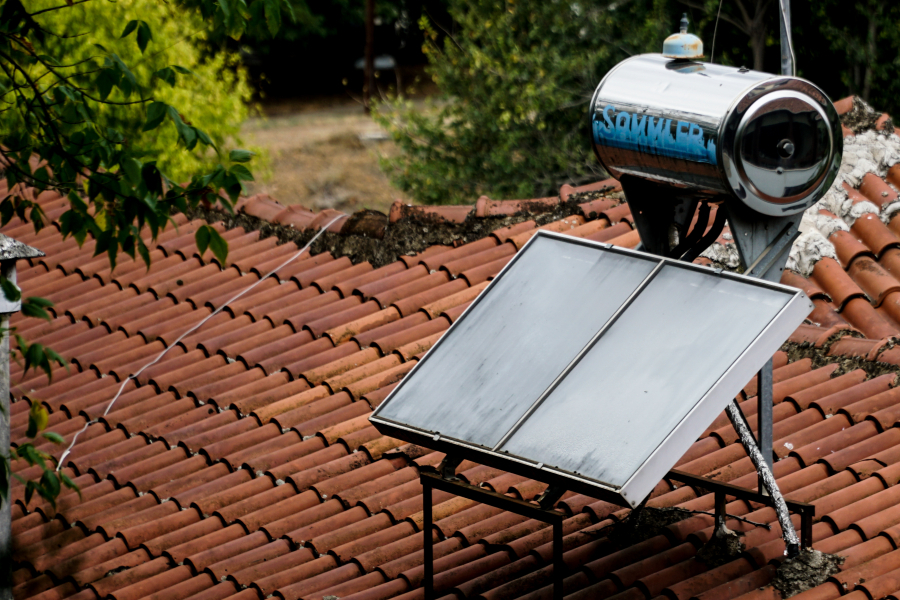 Επιδοτήσεις έως 60% για αντλίες θερμότητας και ηλιακούς