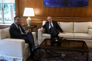 Συνάντηση Μητσοτάκη - Ρέγκλινγκ: Η Ελλάδα θα σεβαστεί τους δημοσιονομικούς στόχους - Ο ESM στηρίζει την κυβέρνηση