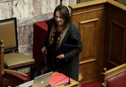 Συμπληρωματικό νομοσχέδιο για το πλαστικό χρήμα προανήγγειλε η Παπανάτσιου