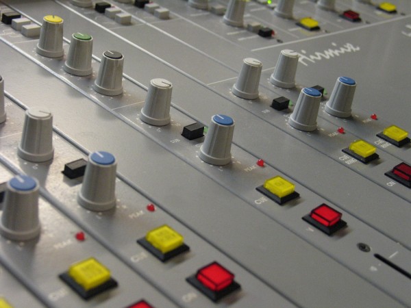 Σε διαβούλευση το νομοσχέδιο για τις άδειες ραδιοφωνικών σταθμών