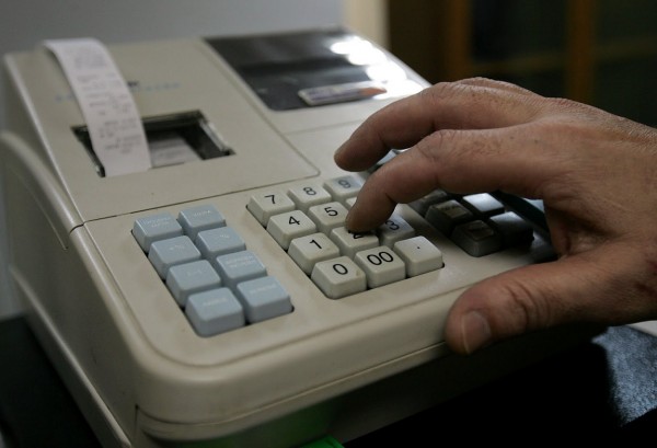 Ανενόχλητοι οι μεγαλοφοροφυγάδες χάρη στη μη διασύνδεση των ταμειακών μηχανών με το ΤΑΧIS