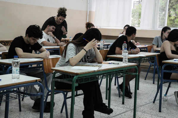 Βάσεις 2026: Η Χημεία δυσκολεύει την κούρσα για τις Ιατρικές – Τι δείχνουν οι πρώτες εκτιμήσεις