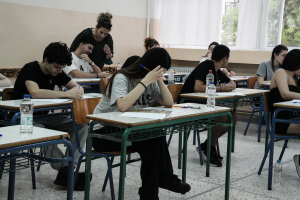 Βάσεις 2026: Η Χημεία δυσκολεύει την κούρσα για τις Ιατρικές – Τι δείχνουν οι πρώτες εκτιμήσεις