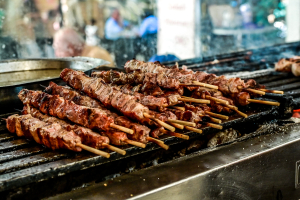 Ράλι αυξήσεων στο σουβλάκι - Σε ποιες περιοχές ξεπερνά τα 6,50 ευρώ
