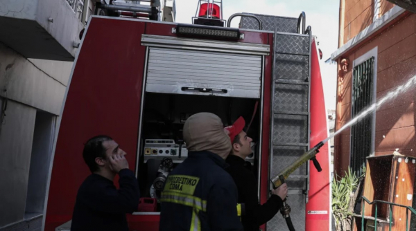 Φωτιά τώρα σε διαμέρισμα στην Δραπετσώνα