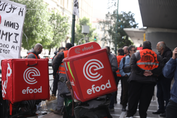 Υποχρεωτικός ανθρώπινος έλεγχος στις ψηφιακές πλατφόρμες - Τι αλλάζει για τα delivery