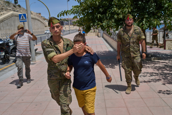 Απόγνωση στη Θέουτα: Μητέρες αγωνιούν για τους δεκάδες αγνοούμενους, μικρά παιδιά περιπλανιούνται μόνα τους