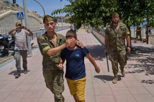 Απόγνωση στη Θέουτα: Μητέρες αγωνιούν για τους δεκάδες αγνοούμενους, μικρά παιδιά περιπλανιούνται μόνα τους