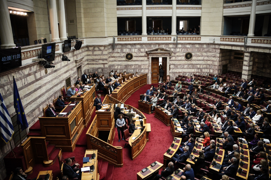 Κόντρα κορυφής για τα εθνικά στη Βουλή: «Αναξιοπιστία, διεθνής απομόνωση, ντεκόρ του Τραμπ» (Live)