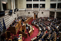 Κόντρα κορυφής για τα εθνικά στη Βουλή: «Αναξιοπιστία, διεθνής απομόνωση, ντεκόρ του Τραμπ» (Live)