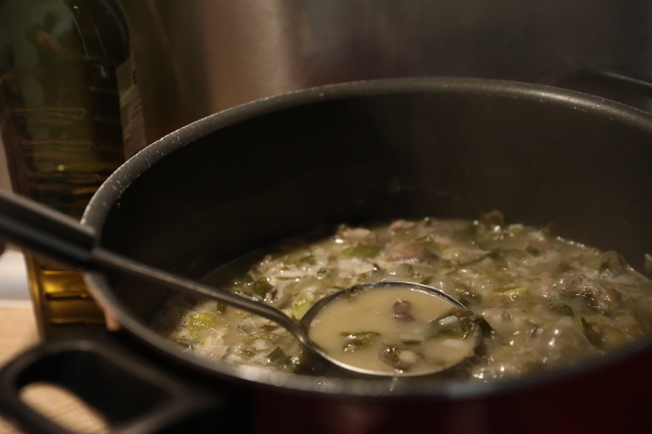 Θεσσαλονίκη: Στα ύψη η ζήτηση για μαγειρίτσα - Ανάρπαστη στο εξωτερικό η κατεψυγμένη