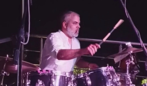 Από ανακοπή πάνω στη σκηνή έχασε τη ζωή του ο 41χρονος ντράμερ Τάσος Κηρύκος