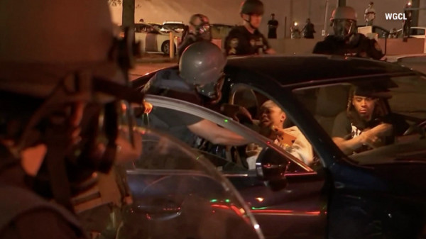«Πολεμικό» σκηνικό στην Ατλάντα - Αστυνομικοί άρπαξαν Αφροαμερικανούς (video)