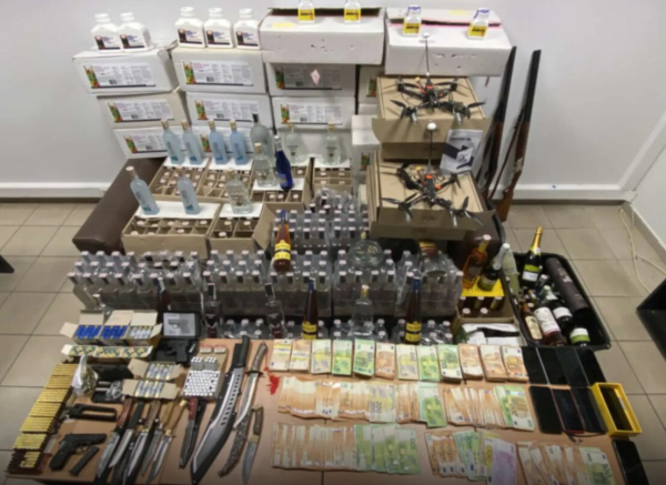 Θεσσαλονίκη: «Ξεδοντιάστηκε» κύκλωμα με λαθραία ποτά και φυτοφάρμακα – Οι κρυψώνες στα πούλμαν (εικόνες, βίντεο)