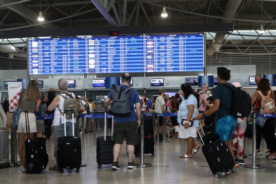 Η Ελλάδα γεμάτη τουρίστες, τα αεροδρόμια γεμάτα καθυστερήσεις