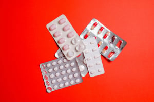 Αποζημιώσεις φαρμάκων: Πασίγνωστα παυσίπονα εκτός λίστας, στα κάγκελα οι ασφαλισμένοι