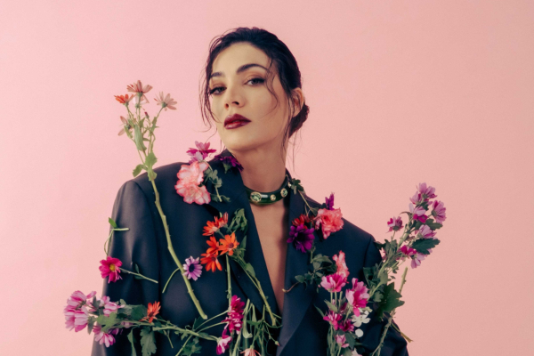 Η Ήβη Αδάμου κυκλοφορεί το νέο της τραγούδι και δηλώνει: «Κουβαλάει μέσα του όλα όσα νιώθω»