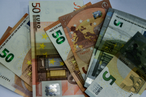 Και επίσημα πάνω από 1.000 ευρώ ο βασικός μισθός των τραπεζοϋπαλλήλων
