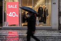 Πότε ξεκινούν οι χειμερινές εκπτώσεις - Ποιες Κυριακές θα είναι ανοιχτά τα καταστήματα