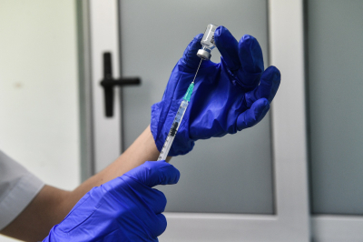 Νέα συμφωνία EE - Pfizer για εμβόλια που θα καλύπτουν νέες παραλλαγές κορονοϊού, τι αλλάζει