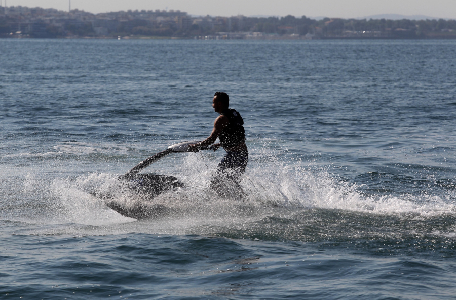 Απαγόρευση για θαλάσσια σπορ στην Αττική - Οι περιοχές και οι ώρες