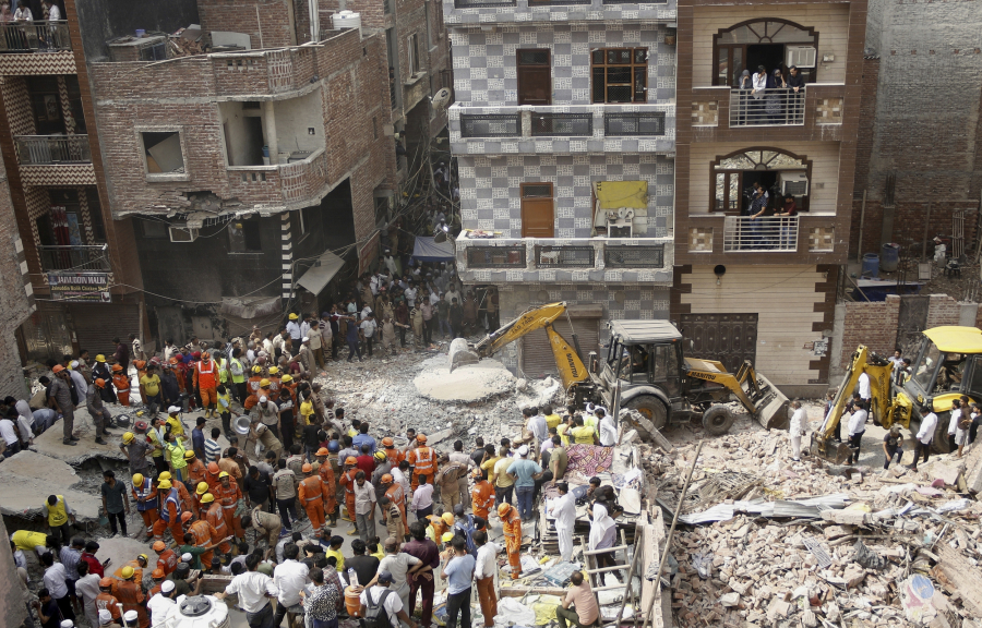 Τραγωδία με νεκρούς στην Ινδία: Κτίριο «κατέρρευσε σαν πύργος από τραπουλόχαρτα» (εικόνες)