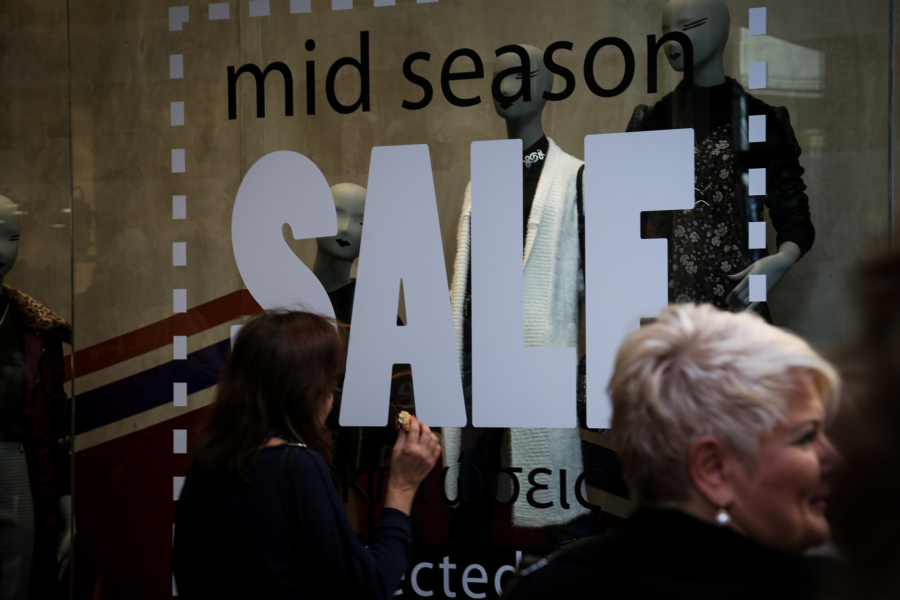 Καταργούνται οι ενδιάμεσες εκπτώσεις