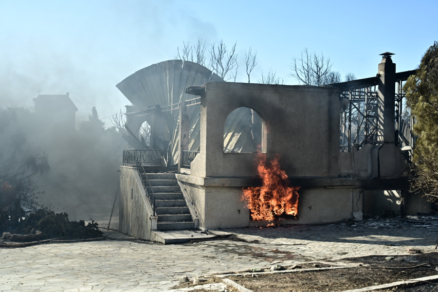 Φωτιά στο Θυμάρι: Οι φλόγες ξεπηδούν μέσα από τα σπίτια - Απεγκλωβίστηκαν 50 κάτοικοι (Εικόνες - Βίντεο)