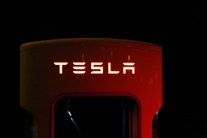 Βουτιά 7% για τη μετοχή της Tesla μετά την ανακοίνωση του Έλον Μασκ για ίδρυση πολιτικού κόμματος