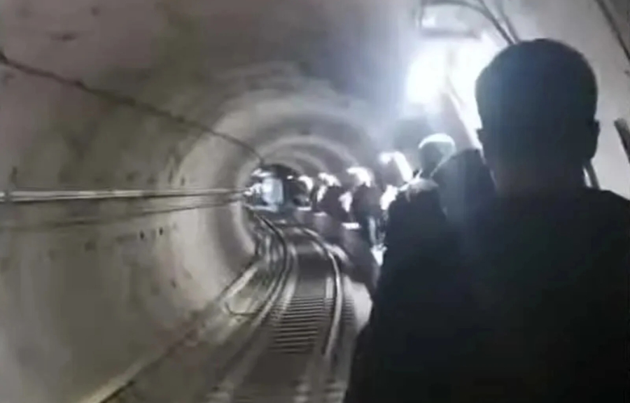 ΠΑΣΟΚ για μετρό Θεσσαλονίκης: Η κυβέρνηση να απαντήσει για τις εικόνες με τους επιβάτες στη σήραγγα