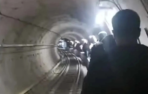 ΠΑΣΟΚ για μετρό Θεσσαλονίκης: Η κυβέρνηση να απαντήσει για τις εικόνες με τους επιβάτες στη σήραγγα