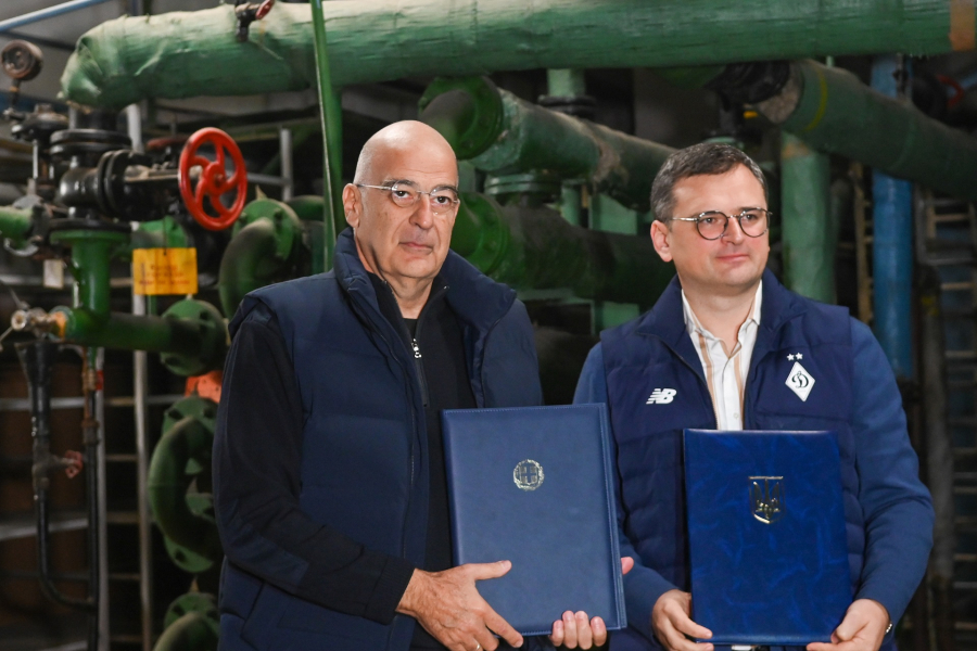 Ουκρανία: Μνημόνιο για τη Διπλωματική Εκπαίδευση υπέγραψαν Δένδιας και Κουλέμπα