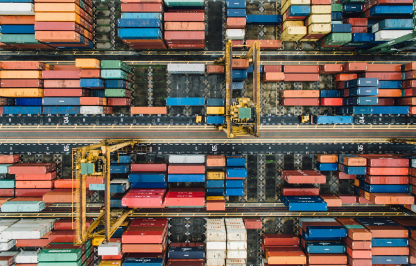 ΗΠΑ: Σε ισχύ επιπλέον δασμοί 10% για μεγάλο μέρος προϊόντων που εισάγονται