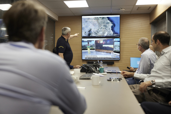 Με το «ευχαριστώ αυτούς που αψήφησαν την εκκένωση» του Μητσοτάκη ή με το «εκκένωση, αλλιώς προσαγωγή» την ώρα της κρίσης;