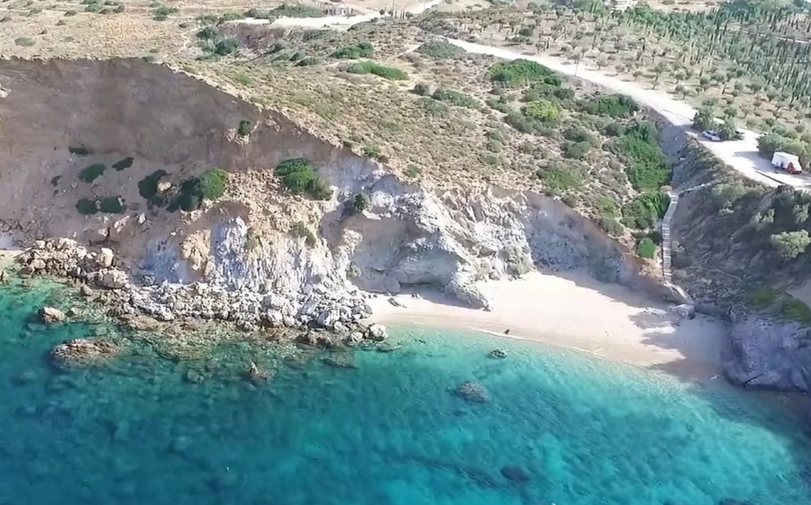 Η παραλία της Αττικής που μοιάζει με νησί για να κάνετε τα μπάνια του Σεπτεμβρίου