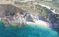 Η παραλία της Αττικής που μοιάζει με νησί για να κάνετε τα μπάνια του Σεπτεμβρίου