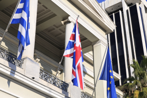 Bloomberg: Τι μπορεί να διδαχθεί η Βρετανία από την οικονομική ανάκαμψη της Ελλάδας