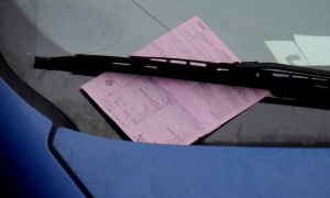 Τέλος οι καρέκλες και τα καφάσια για…θέσεις πάρκινγκ – «Τσουχτερό» πρόστιμο στους παραβάτες